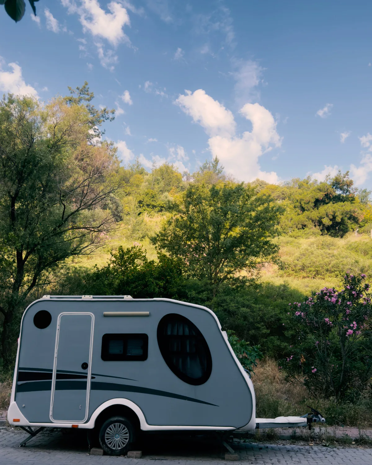 Trailer — Utility or travel trailer, side / three-quarter view